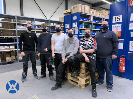 Gruppenphoto der Auszubildenden im Lager