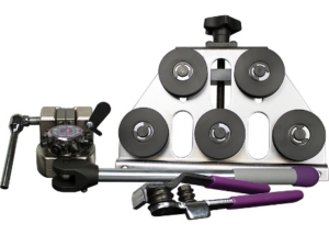 Es ist ein Rohrglätter mit einem Bördelwerkzeug abgebildet